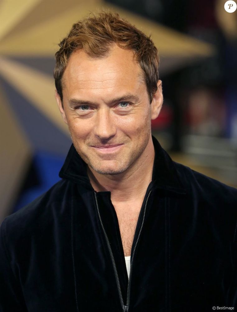 4757240-jude-law-a-la-premiere-de-captain-marve-950x0-1.jpg