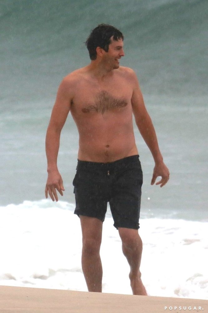 Ashton-Kutcher-Shirtless-Beach-Brazil-Oct-2017.jpg