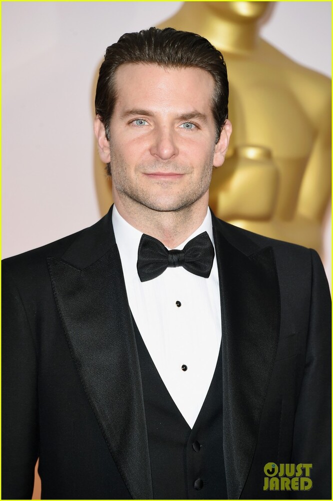 bradley-cooper-in-a-tux-oscars-red-carpet-05.jpg