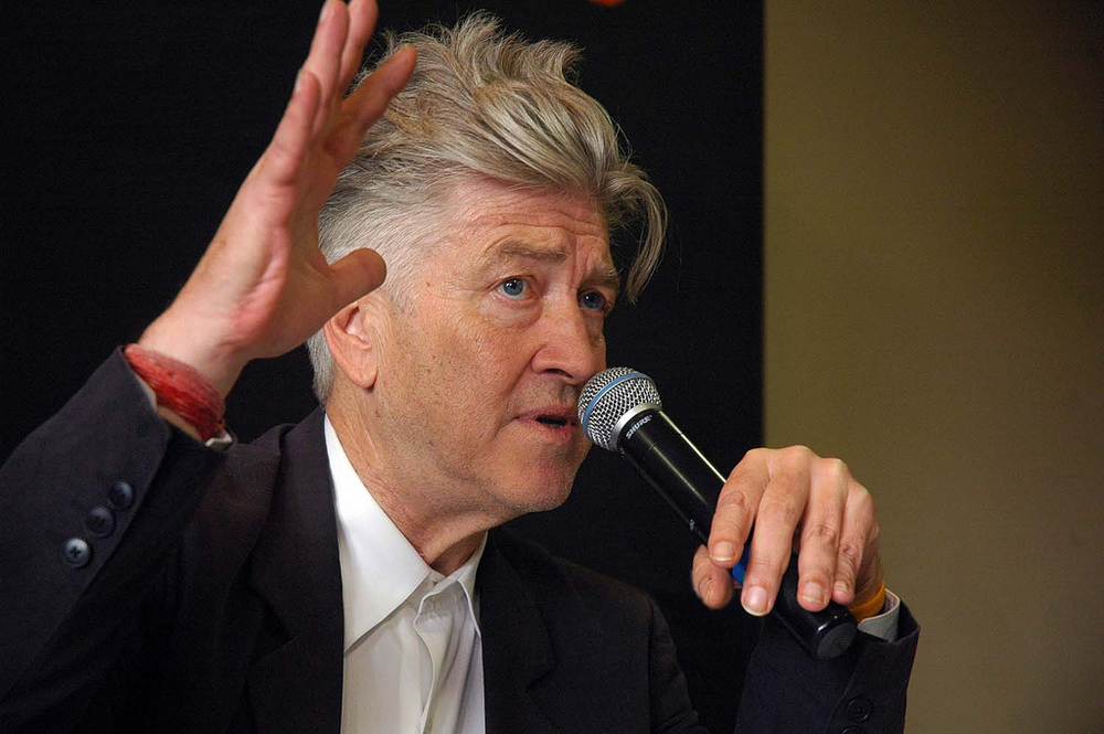 David_Lynch_-microphone_-10Aug2007-2p.jpg
