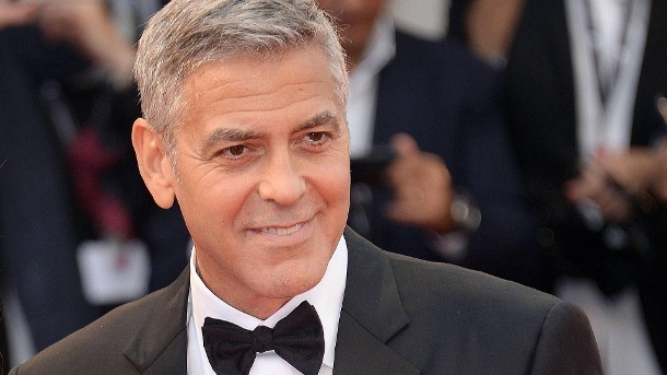george-clooney-der-hollywoodstar-verteilte-kopfhoerer-im-flieger-.jpg