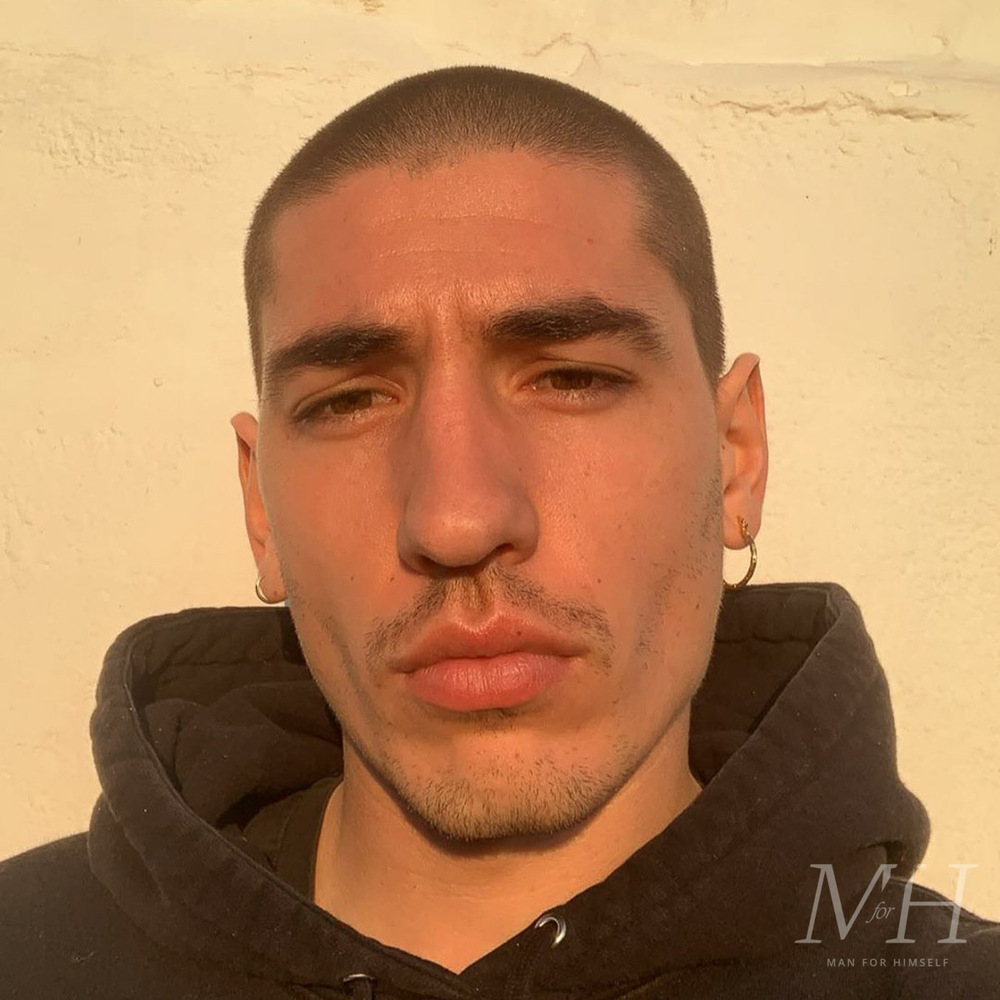hector-bellerin-hair-shaved-head-lockdown-2020-buzzcut-man-for-himself-1.jpg