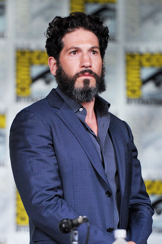 Jon-Bernthal-Comic-Con-2016-the-punisher-netflix-39801042-333-500.png