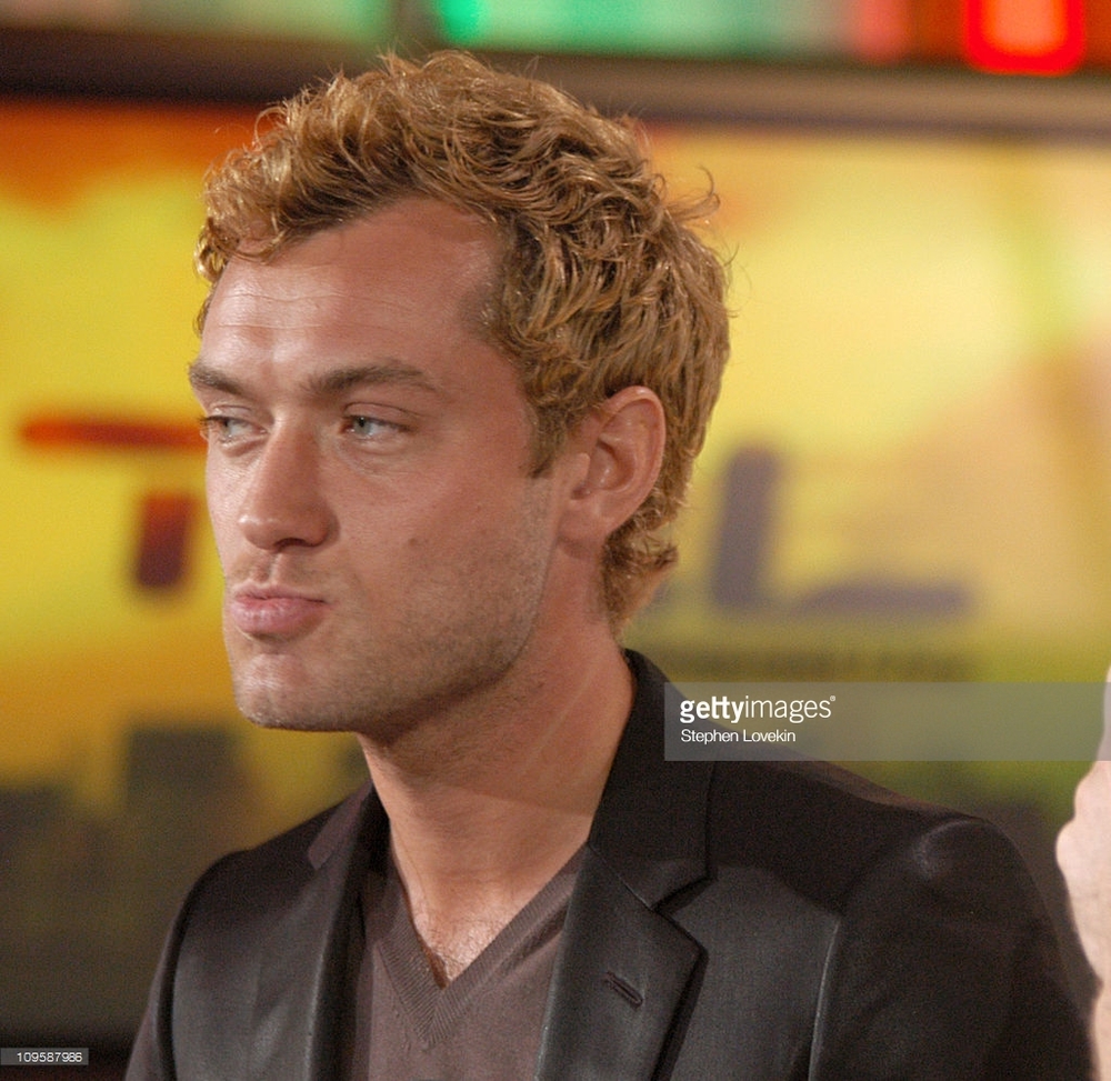 jude-law-during-jude-law-and-ja-rule-visit-mtvs-trl-september-13-2004-picture-id109587986.jpg