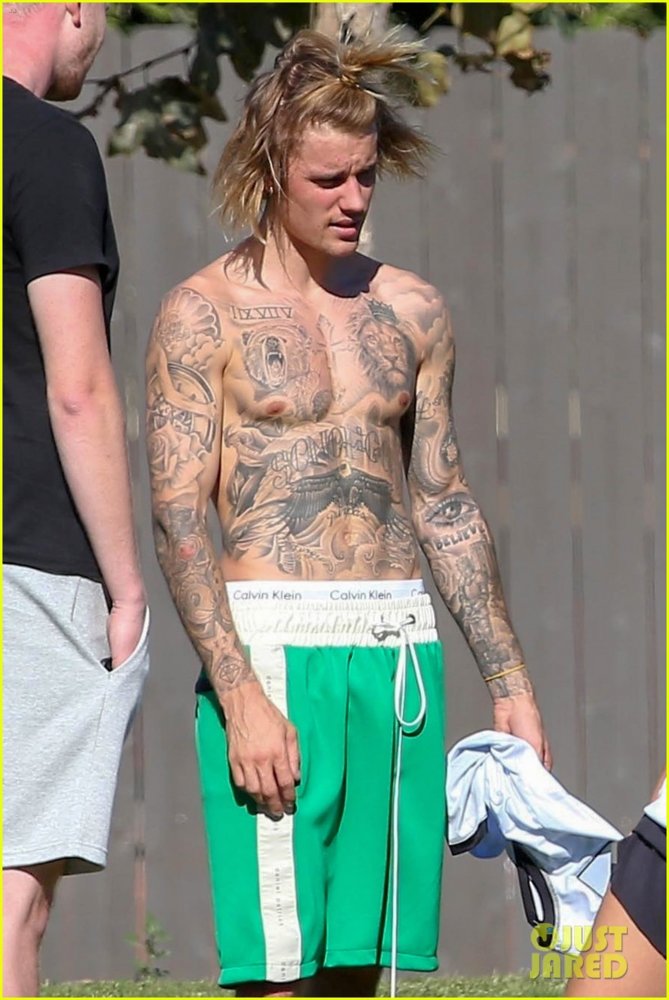 justin-bieber-goes-shirtless-playing-soccer-with-friends-01.jpg