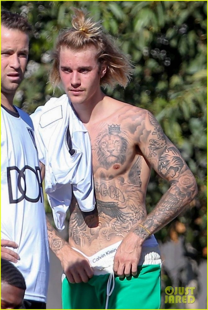 justin-bieber-goes-shirtless-playing-soccer-with-friends-04-1.jpg