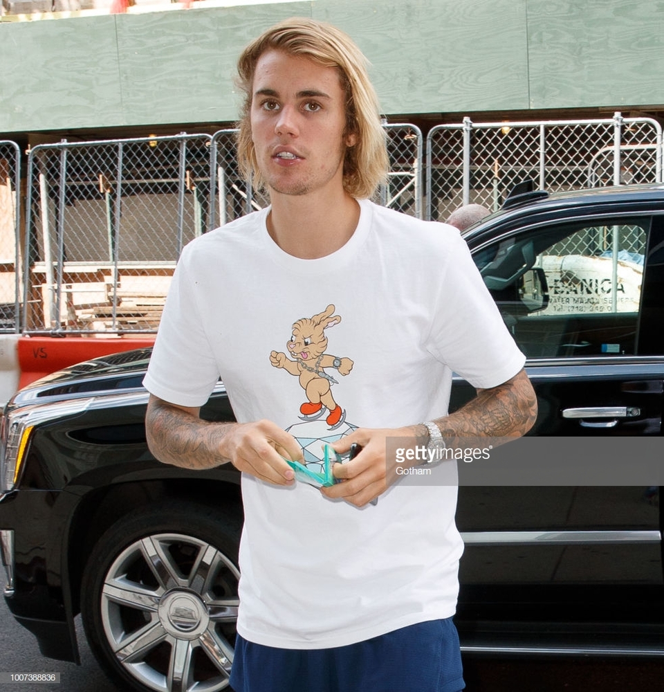 justin-bieber-has-a-piece-of-gum-when-out-with-hailey-baldwin-on-july-picture-id1007388836.jpg