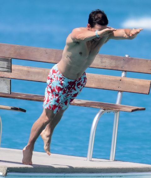mark-wahlberg-shirtless-diving-beach-muscles-photos-02-480w.jpg