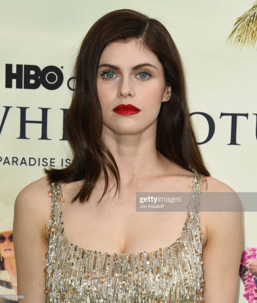 of-new-hbo-limited-series-the-white-lotus-arrivals.jpg