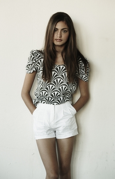 Phoebe-Tonkin-phoebe-tonkin-2619006-382-591.jpg