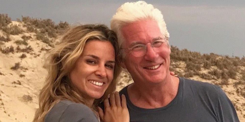 richard-gere-und-seine-frau-alejandra-silva-machen-zusammen-ein-selfie.jpg