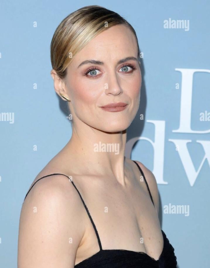 taylor-schilling-v0-pxo8zr1ftqqc1.jpg