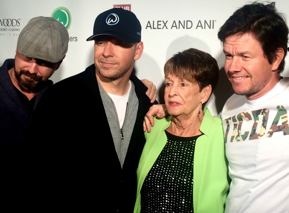 Wahlburgers_redcarpet_matt_juul_100115-e1443751947213.jpg