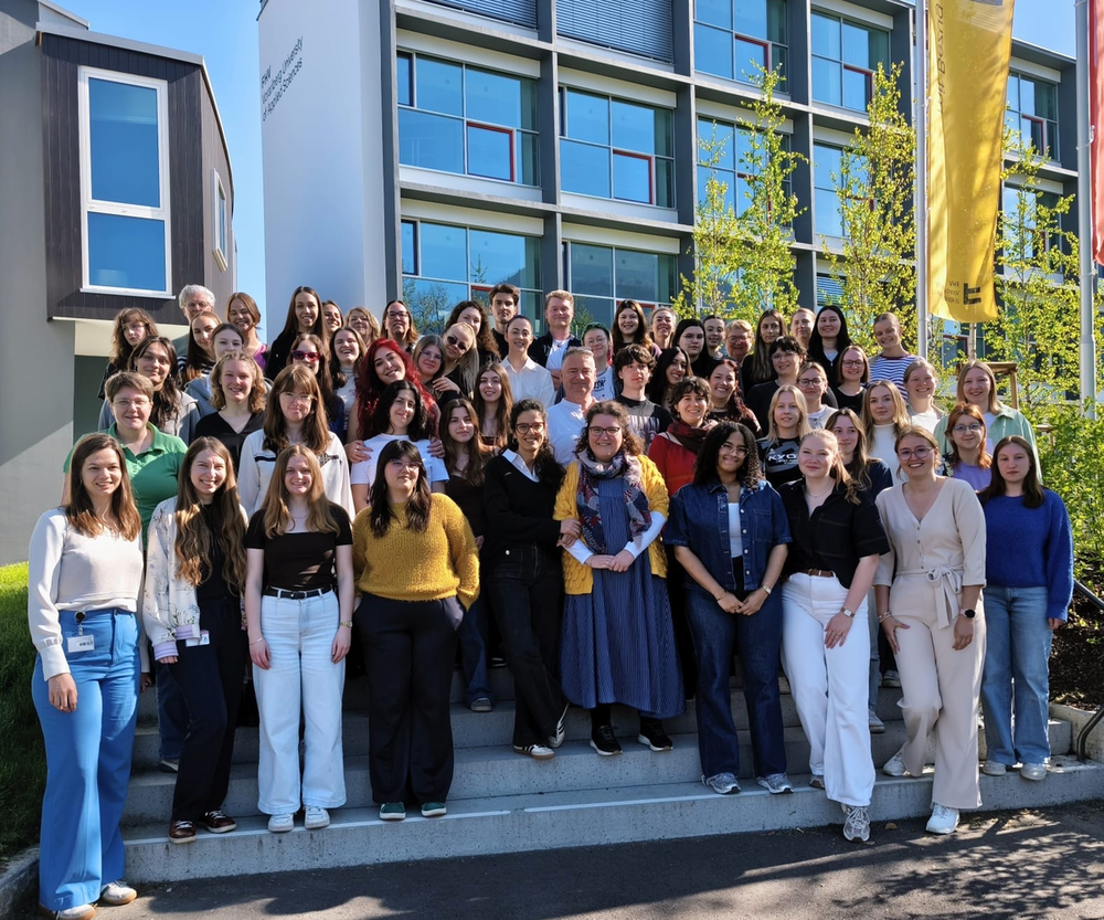 ymposium-suizidpravention-gruppenfoto_fhv.f80d61cf.png