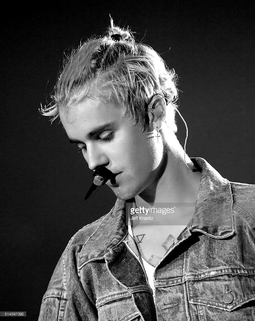 singersongwriter-justin-bieber-performs-onstage-at-keyarena-on-march-picture-id514597392