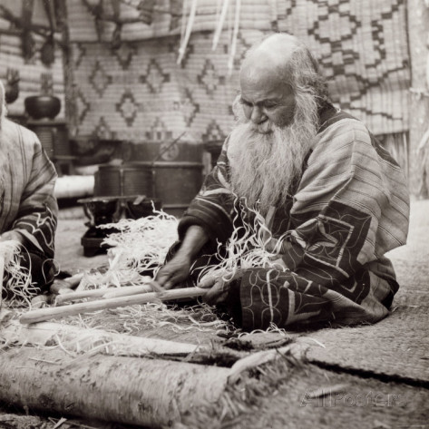 ainu-ritual-of-the-bear-iyomande-ekashi-prepare-the-inau-to-offer-at-bears-during-the-ceremony.jpg